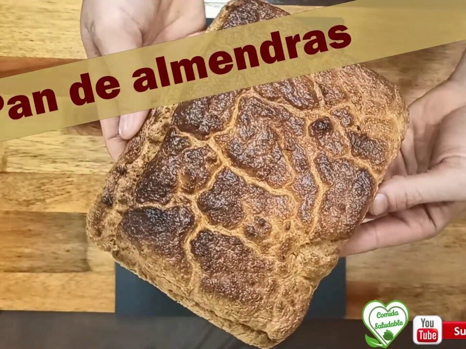 Pan keto de harina de almendra rebanado