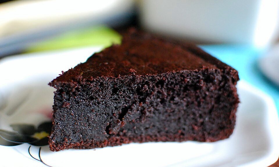 Pastel de chocolate clásico y húmedo