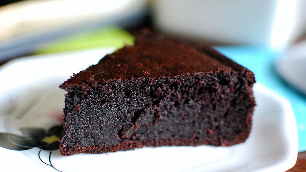 Pastel de chocolate clásico y húmedo