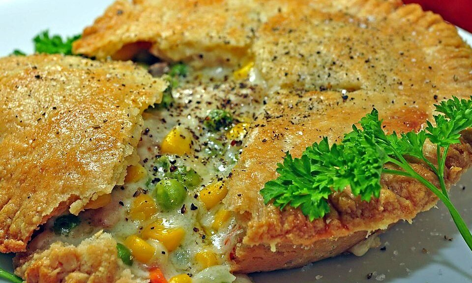 Pastel de pollo casero con champiñones