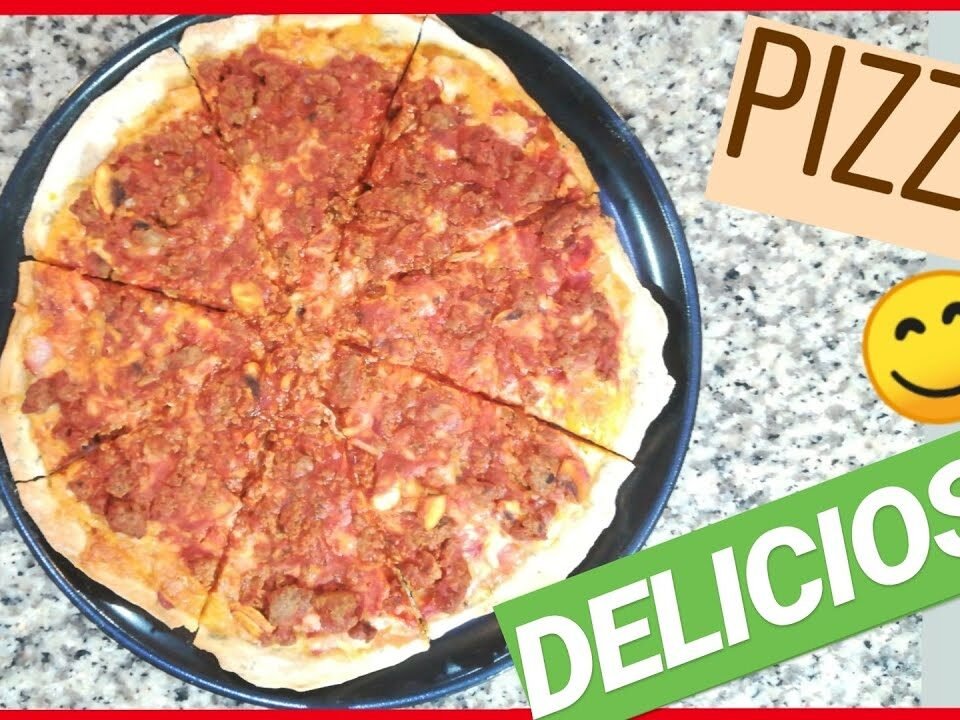 Pizza casera con salsa boloñesa cortada en porciones