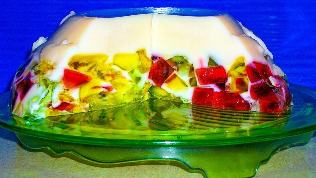 Postre de gelatina con leche y frutas (postre lechoso)