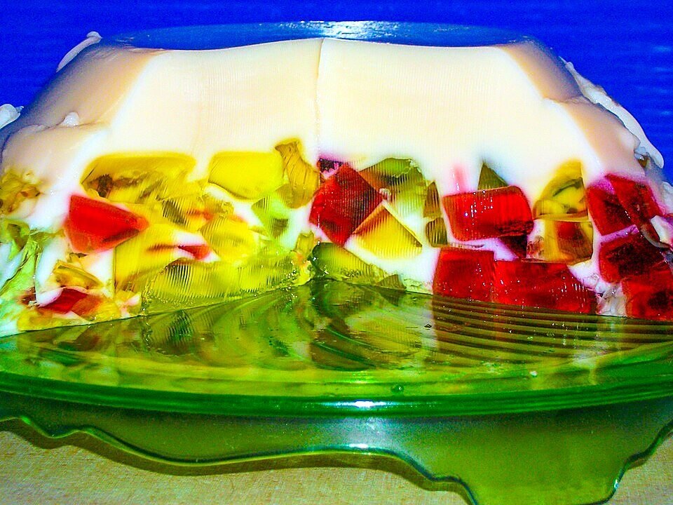 Postre de gelatina con leche y frutas (postre lechoso)
